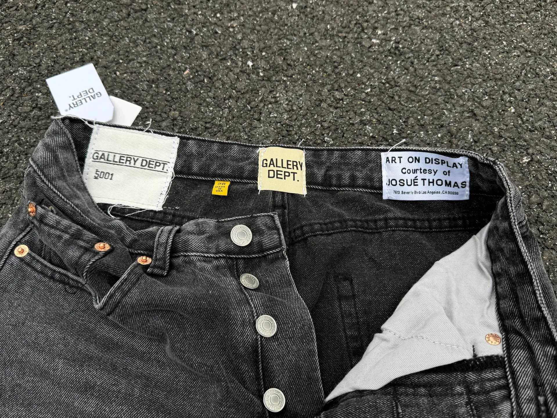 P260💰G99 GALLERY DEPT. Crow's leather cross denim bell-bottoms washed distressed spliced ​​jeans denim washing factory. During the process, the owner of the washing factory helped introduce a boss who once worked at Levi's OEM factory and then started his own business. This also paved the way for the following styles. Therefore, Levi's remodeled single product for the base plate is really familiar. Whether it is the fabrics supplied or the lathes used in production, there is nothing to choose from. -Color: Black -Size: S-XXL (corresponding to 28-36)